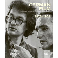 Das Schwarz-Weiß-Cover des Buches GERMAN FILM 1970–1979 zeigt eine körnige Nahaufnahme von zwei Männern. Einer der Männer hält einen Faden im Mund, während der andere mit Brille ihn ansieht.