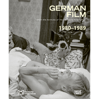 Das Schwarz-Weiß-Cover des Buches GERMAN FILM 1980–1989 zeigt eine Szene von einem Filmset. Ein Kameramann liegt auf einem Bett und filmt eine Person, die direkt unter der Kamera liegt.