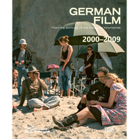 Das Buchcover von German Film, 2000-2009, zeigt eine Filmcrew mit Schauspielern während einer Drehpause an einem sonnigen Strand.