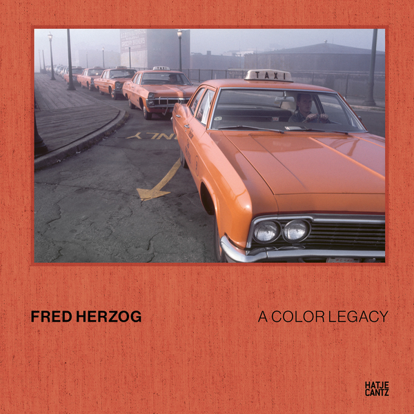 Das Cover des Buches Fred Herzog: A Color Legacy zeigt eine Reihe orangefarbener Taxis an einem nebligen Tag.