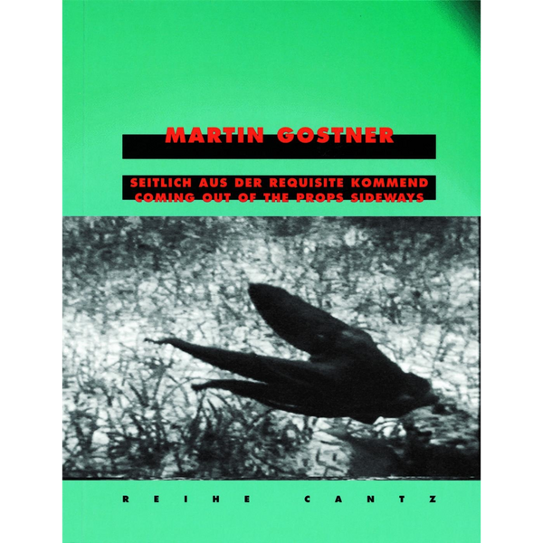Ein Buchcover mit leuchtend grünen Flächen oben und unten. In der Mitte ist ein körniges Schwarz-Weiß-Foto, das die dunkle Silhouette einer vogelähnlichen Figur vor einem verschwommenen Hintergrund zeigt. Der Titel und Autorenname sind in roter und schwarzer Schrift auf den grünen Flächen platziert.