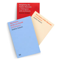 Drei Bücher von András Szántó liegen aufgefächert auf einem weißen Hintergrund. Das rote Buch hat den Titel Imagining the Future Museum, das cremefarbene The Future of the Museum und das hellblaue The Future of the Art World.