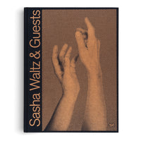 Schwarzes Buchcover mit dem Titel Sasha Waltz & Guests in kupferfarbener, senkrechter Schrift und einer kupferfarbenen Halbton-Grafik von zwei Händen in einer tänzerischen Geste.