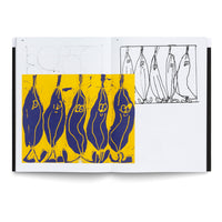Ein aufgeschlagenes Kunstbuch, das auf einer Doppelseite Skizzen und einen fertigen Druck zeigt. Links ist ein Druck mit fünf blauen, länglichen Figuren mit Gesichtern auf einem leuchtend gelben Hintergrund. Rechts ist eine Schwarz-Weiß-Skizze der gleichen Figuren zu sehen, wie sie in einer Reihe hängen.