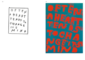Eine Doppelseite mit zwei Kunstwerken. Links eine schwarz-weiße, handgeschriebene Zeichnung in einem Rahmen mit dem Text OFTEN A HEART TENDS TO CHANGE ITS MIND. Rechts ein farbiger Druck desselben Textes mit fetten, leuchtend roten Buchstaben auf einem türkisfarbenen Hintergrund.