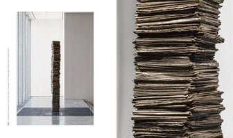 Ein Diptychon, das links eine hohe Skulptur aus gestapelten Zeitungen in einem Galerieraum und rechts eine Nahaufnahme der rauen, unregelmäßigen Textur der Papierschichten zeigt.