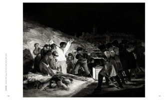 Eine Schwarz-Weiß-Zeichnung einer nächtlichen Hinrichtungsszene. Ein Erschießungskommando zielt mit Gewehren auf eine Gruppe verängstigter Zivilisten. Eine zentrale Figur in einem weißen Hemd hebt die Arme, während andere um ihn herum kauern und im Vordergrund Leichen liegen. Die düstere Szene wird dramatisch von einer Lichtquelle am Boden beleuchtet.