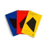 Drei aufgefächerte Bücher liegen auf einem weißen Hintergrund. Die Einbände sind blau, rot und gelb und zeigen jeweils eine große, schwarze, abstrakte Form und den Titel der Buchreihe On Architecture mit den Untertiteln Greenwashing, the Greenfield und Work.