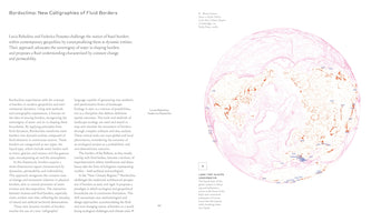 Eine Doppelseite aus einer Publikation mit dem Titel Bordoclima: New Calligraphies of Fluid Borders. Links steht englischer Text, der das Konzept von fließenden Grenzen erläutert. Rechts ist eine große, kreisförmige Illustration zu sehen, die an einen Globus erinnert. Sie ist in Rosa-, Weiß- und Orangetönen gehalten und stellt eine abstrakte, topografische Karte dar, die fließende Land- und Wassermassen mit kleinen blauen Markierungen zeigt.