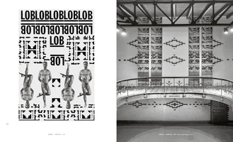 Eine Schwarz-Weiß-Doppelseite aus einem Buch. Links eine Grafik mit dem wiederholten Wort LOBLOB, umgeben von einem pixelartigen Muster und vier Figuren eines nackten Mannes. Rechts eine Fotografie eines Innenraums mit einer gefliesten Bogenbrücke und einer Wandinstallation unter einem offenen Deckengebälk aus Stahl.