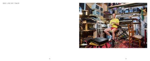 Eine Doppelseite aus einer Publikation. Die linke Seite ist weiß mit dem Text NOVO LINE/NAT FOWLER. Auf der rechten Seite sitzt ein Mann in einem gelben Poloshirt und roten Shorts inmitten eines vollgestellten Musikstudios, umgeben von Vintage-Synthesizern, Keyboards, alten Monitoren und einem Wirrwarr aus Kabeln. Er schaut direkt in die Kamera.