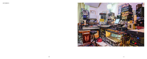 Eine Doppelseite aus einem Buch. Die linke Seite ist weiß mit dem Wort HAINBACH oben. Die rechte Seite zeigt das Foto eines Musikstudios, das vom Boden bis zur Decke mit Synthesizern, Keyboards, Studiogeräten und einem Gewirr aus bunten Kabeln gefüllt ist. In der Mitte steht ein schwarzer Hocker.