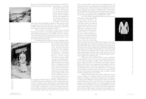 Eine Doppelseite aus einem Buch über Coco Chanels Resort-Stil mit Text und drei Schwarz-Weiß-Fotografien. Oben links eine Strandszene aus dem Jahr 1920, unten links Chanel im Jahr 1913 vor ihrer Boutique in Deauville und rechts eine weiße Matrosenbluse aus dem Jahr 1916 auf einer Schneiderpuppe.