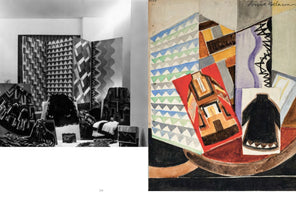 Eine Gegenüberstellung einer Schwarz-Weiß-Fotografie links und eines Aquarells rechts. Die Fotografie zeigt eine Ausstellung von Textilien und einem Paravent, die mit kräftigen geometrischen Art-déco-Mustern verziert sind. Das Aquarell von Sonia Delaunay stellt dieselbe Szene in einer farbenfrohen, abstrakten und kubistischen Komposition dar.