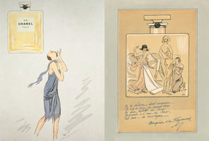 Ein Diptychon mit zwei Modeillustrationen im Art-déco-Stil. Links blickt eine Frau in einem blauen Kleid bewundernd zu einem großen Flakon von Chanel No. 5 Parfum auf. Rechts ist eine Szene mit drei Frauen in einem Boudoir in die Umrisse des Parfumflakons gezeichnet, darunter befindet sich ein handgeschriebener Text.