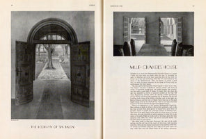 Eine Schwarz-Weiß-Doppelseite aus der Vogue vom 29. März 1930 über Coco Chanels Haus La Pausa. Links zeigt ein großes Foto eine offene, gewölbte Holztür, die zu einem Gartenweg führt. Rechts zeigt ein kleineres Foto ein Esszimmer mit Blick auf einen Säulengang, darunter ein Artikel mit der Überschrift Mlle. Chanel's House.