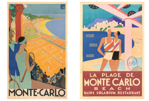 Zwei nebeneinander stehende Art-Déco-Reiseplakate für Monte-Carlo. Das linke Plakat zeigt eine erhöhte Ansicht von Tennisplätzen am Meer mit Zuschauern im Vordergrund. Das rechte Plakat zeigt ein stilvolles Paar in Badeanzügen am Strand vor einer Stadtkulisse.
