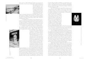 Eine Doppelseite aus einem französischen Buch über Coco Chanel, die drei Schwarz-Weiß-Fotos zeigt. Oben links ist eine Strandszene von 1922 abgebildet. Unten links steht Chanel 1913 vor ihrer Boutique. Rechts ist eine weiße Marinière-Bluse von 1916 auf einer Schaufensterpuppe zu sehen.