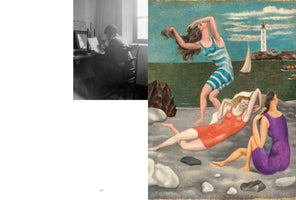 Eine Bildkomposition aus zwei Teilen. Links eine Schwarz-Weiß-Fotografie eines Mannes, der an einem Schreibtisch sitzt und arbeitet. Rechts ein Gemälde von drei Frauen in Badeanzügen an einem felsigen Strand. Im Hintergrund sind das Meer, ein Segelboot und ein Leuchtturm zu sehen.