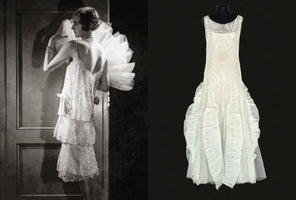 Eine Gegenüberstellung von Mode der 1920er Jahre. Links eine Schwarz-Weiß-Fotografie einer Frau in einem perlenbesetzten Flapper-Kleid. Rechts ein elfenbeinfarbenes Abendkleid mit Rüschen auf einer Schneiderpuppe.