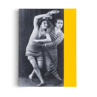 Ein Buch mit einem gelben Buchrücken und einem Schwarz-Weiß-Foto auf dem Cover, das ein Paar in Kleidung der 1920er Jahre beim Tanzen zeigt.