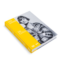 Das Buch Les Années Folles de Coco Chanel mit einem Schwarz-Weiß-Foto von ihr auf dem Cover und einer leuchtend gelben Banderole, schräg auf weißem Hintergrund fotografiert.