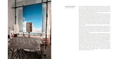 Eine Doppelseite aus einer Publikation. Links ist der Aufbau eines Miniaturmodells in einem Studio zu sehen. Das Modell zeigt einen Parkplatz und ein hohes, brutalistisches Hotelschild vor einem Fotohintergrund mit blauem Himmel. Rechts befindet sich eine Textseite mit der Überschrift Ich bin dann mal träumen.