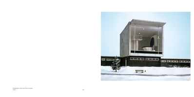 Ein flaches Gebäude mit dunkler Fassade in einer verschneiten Landschaft. Auf dem Dach befindet sich ein großer Glaskasten, der eine riesige Toilette und ein Sprungbrett enthält, das über die offene Toilettenschüssel ragt.