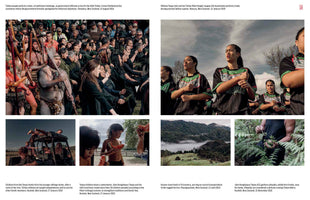 Eine Collage aus sechs Fotos, die das Leben der Tūhoe in Neuseeland zeigen. Oben links führen Tūhoe-Männer in traditioneller Kleidung einen Haka vor einer Menschenmenge auf. Oben rechts führt eine Gruppe junger Frauen in Rugby-Trikots ebenfalls einen Haka auf. Unten links fahren mehrere Kinder auf einem Geländewagen. In der Mitte unten essen zwei kleine Kinder Wassermelone. Unten in der Mitte eine neblige, bewaldete Hügellandschaft mit Pferden. Unten rechts sammelt ein Mann essbare Farnspitzen.