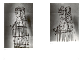 Eine Buchseite mit zwei nebeneinander stehenden Schwarz-Weiß-Fotografien. Beide Fotos zeigen eine Drahtgitter-Skulptur einer menschlichen Büste im Profil mit langem Haar. Die Skulptur besteht aus einem komplexen, geometrischen Gitter aus dünnen Metallstäben.