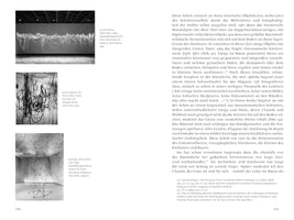 Eine Buchseite mit Text und Bildern. Links sind drei Schwarz-Weiß-Fotos von Kunstinstallationen abgebildet: Oben eine lange, hängende Skulptur aus weißen Fäden, in der Mitte ein Knäuel aus schwarzen Seilen und unten eine raumfüllende Netzstruktur aus Draht. Rechts daneben steht ein Textblock in deutscher Sprache mit Fußnoten. Die Seitenzahlen sind 150 und 151.