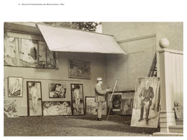 Eine Schwarz-Weiß-Fotografie aus dem Jahr 1933 zeigt den Maler Edvard Munch in seinem Freiluftatelier. Er trägt einen Anzug und einen Hut und malt an einer Staffelei, umgeben von zahlreichen seiner Gemälde, die an einer Wand hängen und auf dem Boden stehen.