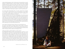 Eine Buchdoppelseite mit Text auf der linken und einem Foto auf der rechten Seite. Das Foto zeigt die junge Künstlerin Katharina Grosse im Jahr 1982 in einem Wald. Sie sitzt im Schneidersitz auf dem sonnigen Waldboden. Hinter ihr ist als Kunstinstallation eine große, weiße Leinwand zwischen zwei Bäumen gespannt.