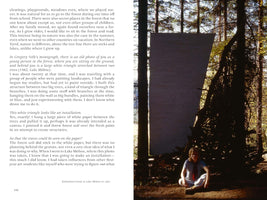 Eine Buchseite mit einem Foto, das die junge Künstlerin Katharina Grosse 1982 im Schneidersitz in einem Wald zeigt. Hinter ihr ist eine große weiße Leinwand als Kunstinstallation zwischen zwei Bäumen gespannt. Links neben dem Foto befindet sich eine Textspalte.