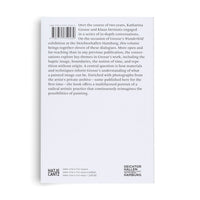 Die Rückseite eines hellgrauen Buches mit schwarzem Text. Oben links ist ein Barcode mit ISBN-Nummer, daneben ein englischer Klappentext. Unten stehen die Logos von Hatje Cantz und Deichtorhallen Hamburg.