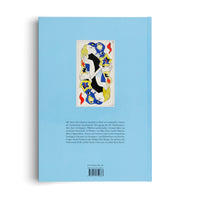 Die Rückseite eines hellblauen Buches mit einer surrealistischen Illustration im Stil einer Spielkarte in der Mitte. Die Abbildung zeigt zwei spiegelbildliche, ineinander verschlungene Frauenfiguren in Schwarz und Weiß, umgeben von bunten, abstrakten Formen. Darunter befindet sich ein Textblock auf Deutsch sowie eine Webadresse und ein Barcode.