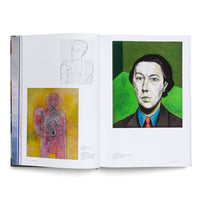 Ein aufgeschlagenes Kunstbuch zeigt eine Doppelseite mit surrealistischen Kunstwerken. Links sind eine Tuschezeichnung und ein farbiges Gemälde einer humanoiden Figur zu sehen. Rechts befindet sich ein großes Porträtgemälde eines Mannes vor einem leuchtend grünen Hintergrund.