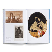 Eine Doppelseite in einem aufgeschlagenen Kunstbuch, auf der drei Kunstwerke zum Thema Ruinen abgebildet sind. Links befinden sich zwei romantische Grafiken von gotischen Ruinen. Rechts ist ein großes, ovales, surrealistisches Gemälde von Max Ernst mit einer abstrakten Ruinenlandschaft zu sehen.