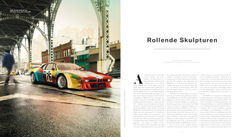 Eine Magazin-Doppelseite mit einem Foto des bunten BMW M1 Art Car von Andy Warhol auf der linken Seite. Das Auto mit der Nummer 76 steht auf einer nassen Straße in einer Stadt unter einer Brücke. Die rechte Seite zeigt deutschen Text mit der Überschrift Rollende Skulpturen.