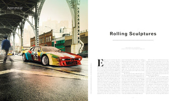 Eine Magazin-Doppelseite, die links Andy Warhols bunt bemaltes BMW M1 Art Car mit der Nummer 76 zeigt, das unter einer Hochbahnbrücke in der Bronx, New York, geparkt ist. Rechts davon steht der Titel Rolling Sculptures über einem Artikeltext.