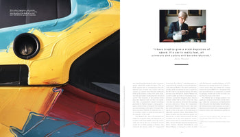 Eine Doppelseite aus einem Buch über das BMW Art Car von Andy Warhol. Die linke Seite zeigt eine Nahaufnahme der Karosserie des Autos, die mit kräftigen, gestischen Pinselstrichen in Gelb, Hellblau und Rot bemalt ist. Die rechte Seite zeigt ein kleines Foto von Andy Warhol an einem Tisch, ein großes Zitat von ihm und zwei Spalten Text.
