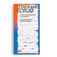 Ein Buchcover mit einem vertikalen Farbverlauf von Orange nach Blau. Oben steht der Titel STANNAKI FORUM, darunter Kunst und Forschung im Gespräch sowie Art and Research in Conversation. In der Mitte verläuft eine große, abstrakte, weiße Form, die an zerschnittene Buchstaben erinnert, von oben nach unten. Unten links steht HATJE CANTZ.
