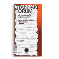Das Cover einer Publikation mit dem Titel STANNAKI FORUM auf einem rostorangen Hintergrund. Eine große, abstrakte Grafik aus weißen, geschichteten und ausgeschnittenen Buchstabenformen mit Schattenwurf dominiert das Cover. Oben steht der Titel in schwarzer Schrift, gefolgt von Art and Research in Conversation und Kunst und Forschung im Gespräch. Unten sind ein Barcode und Verlagsinformationen zu sehen.