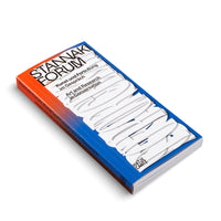 Ein schräg auf weißem Hintergrund liegendes Buch mit dem Titel Stannaki Forum. Das Cover ist oben orange und unten blau, mit einer großen, weißen, abstrakten Grafik in der Mitte. Der Buchtitel ist in Schwarz gedruckt, der Untertitel lautet Kunst und Forschung im Gespräch und Art and Research in Conversation. Der Buchrücken ist ebenfalls sichtbar.