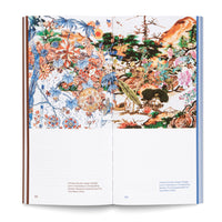 Ein aufgeschlagenes Buch zeigt auf den Seiten 92 und 93 eine farbenfrohe Collage eines chinesischen Gartens. Die linke Seite besteht aus stilisierten blauen und orangefarbenen Blumenmustern, die nach rechts in eine Landschaft mit Bäumen, Bergen und bunten Pflanzen übergehen.