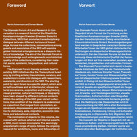 Zwei Textspalten nebeneinander. Die linke Spalte mit braunem Hintergrund zeigt ein Vorwort auf Englisch mit dem Titel Foreword. Die rechte Spalte mit blauem Hintergrund zeigt dasselbe Vorwort auf Deutsch mit dem Titel Vorwort.