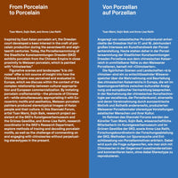 Ein Bild mit zwei Textspalten nebeneinander. Links, auf braunem Hintergrund, ein englischer Text mit der Überschrift From Porcelain to Porcelain. Rechts, auf blauem Hintergrund, derselbe Text auf Deutsch mit der Überschrift Von Porzellan auf Porzellan. Der Text handelt von der Porzellankunst und der Auseinandersetzung mit Chinoiserien.