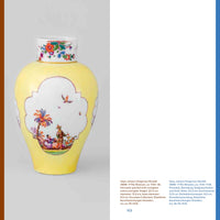 Eine hellgelbe, bauchige Porzellanvase mit einer großen, weißen Kartusche, in der eine farbenfrohe Chinoiserie-Szene mit Figuren und einer Palme gemalt ist. Der kurze, weiße Hals der Vase ist mit einem bunten Blumenband verziert.