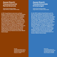 Eine zweigeteilte Texttafel. Links auf braunem Grund steht ein englischer Text mit dem Titel Aquasi Boachi: Transcontinental Remembrances. Rechts auf blauem Grund steht derselbe Text auf Deutsch mit dem Titel Aquasi Boachi. Transkontinentale Erinnerungen. Der Text beschreibt eine Ausstellung über den ghanaischen Prinzen Aquasi Boachi.