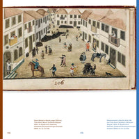 Farbige Zeichnung aus einem Buch, die einen Sklavenmarkt im 17. Jahrhundert in Recife, Brasilien, zeigt. Auf einem offenen Platz, umgeben von Häusern, inspizieren weiße Kolonisten Gruppen von versklavten Schwarzen Menschen. Einige werden fast nackt zum Verkauf angeboten, während andere in einer langen Reihe im Hintergrund stehen.
